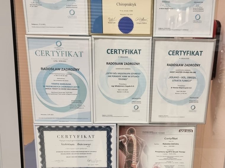 Ściana z certyfikatami i dyplomami w gabinecie przy Kołobrzeskiej 5