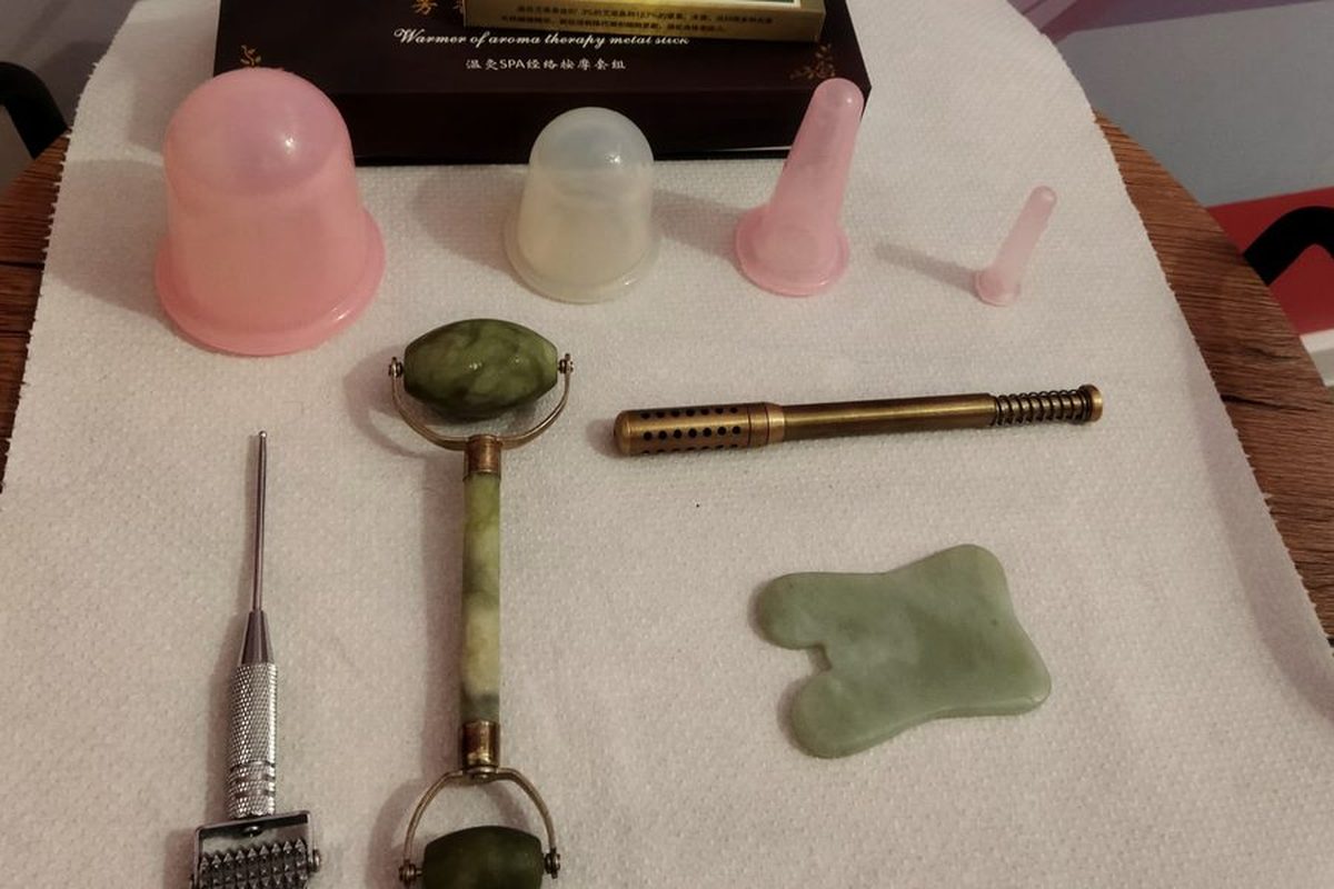 Przyrządy do masażu twarzy: roller, płytka gua sha i bańki