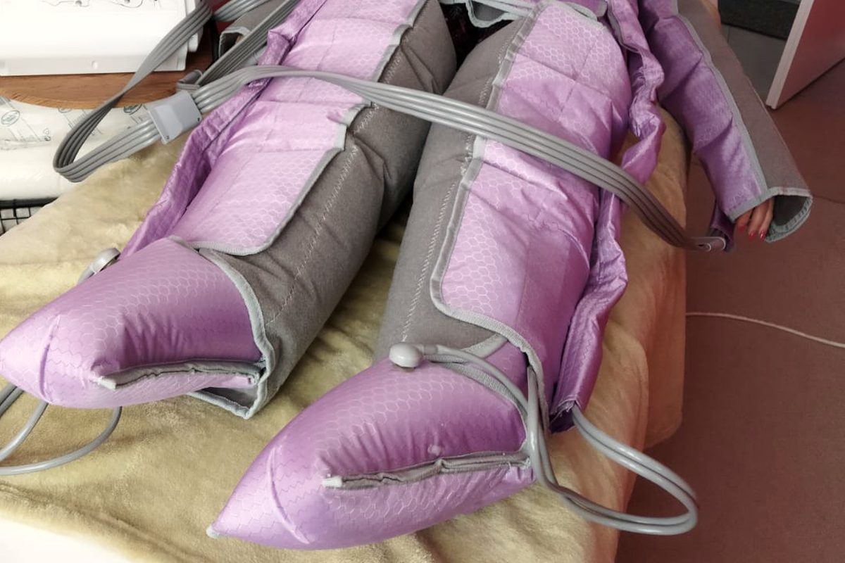 Presoterapia: mankiety uciskowe na nogach w gabinecie